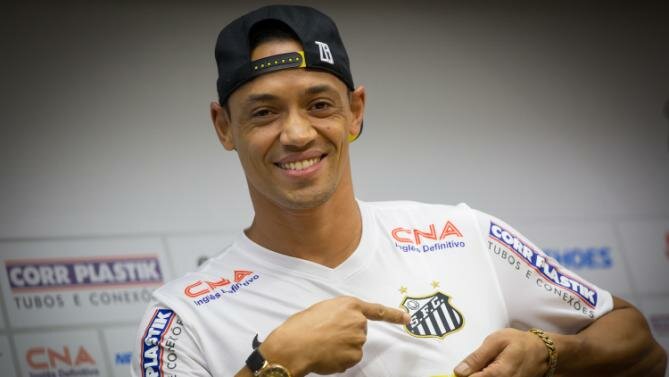 SP - FUTEBOL/SANTOS/RICARDO OLIVEIRA - ESPORTES - O jogador Ricardo Oliveira é apresentado como novo reforço do Santos, para a temporada 2015, durante coletiva na sala de imprensa da Vila Belmiro, em Santos, nesta quinta- feira. 15/01/2015 - Foto: RICARDO SAIBUN/AGIF/ESTADÃO CONTEÚDO