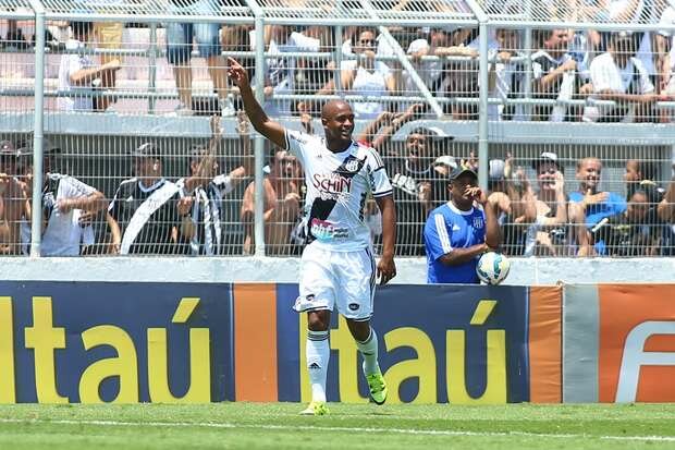 O jogador Alexandro da Ponte Preta comemora gol durante partida entre Preta x Coritiba, válida pela Série A do Campeonato Brasileiro 2015, no estádio Moisés Lucarelli em Campinas, SP, neste domingo (18). Marcos Bezerra/Futura Press